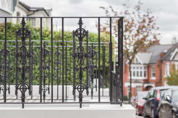 Classic Iron Railings - Image 2