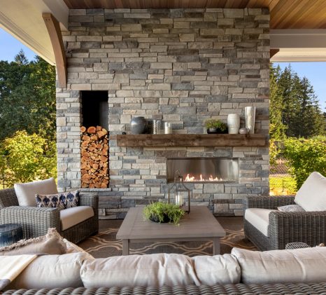 cultured-stone-outdoor-spaces-country-ledgestone-echo-ridge-fairway-manor-backyard-fireplace-1024x1024